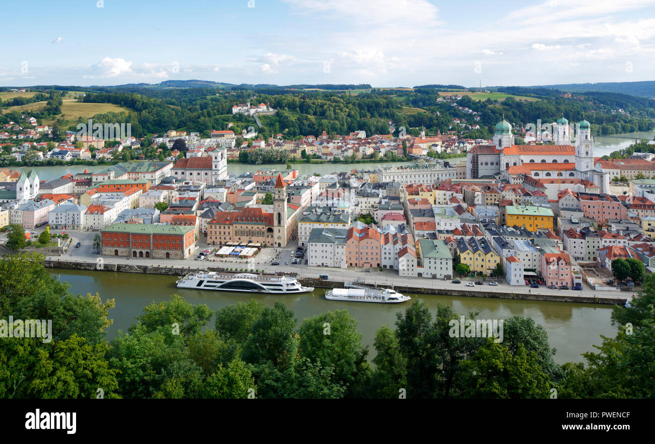 D-Passau, Danube, Inn, l'Ilz, vue panoramique avec l'Inn et du Danube, vieille ville, église des Jésuites Saint Michel avec Leopoldinum high school, ancien collège des Jésuites, l'église de pèlerinage et le monastère Saint Marie, hôtel de ville, la cathédrale St Stephens, l'Évêque, l'église baroque, le paysage de la rivière Inn, paysage, paysage du Danube, embarcadère, navires d'excursion Banque D'Images