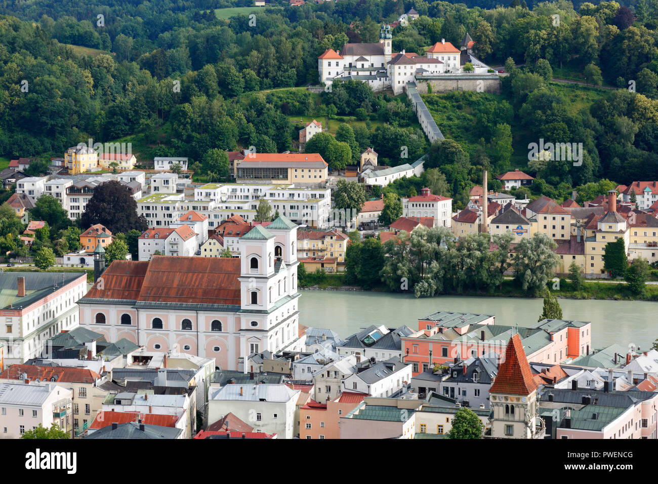 D-Passau, Danube, Inn, l'Ilz, vue panoramique avec l'Inn et de la vieille ville, le couvent Niedernburg avec tombeau du Bienheureux Gisella, ancien monastère bénédictin nun, derrière l'église de pèlerinage et le monastère Saint Marie, baroque, paysage, paysage de la rivière Inn Banque D'Images