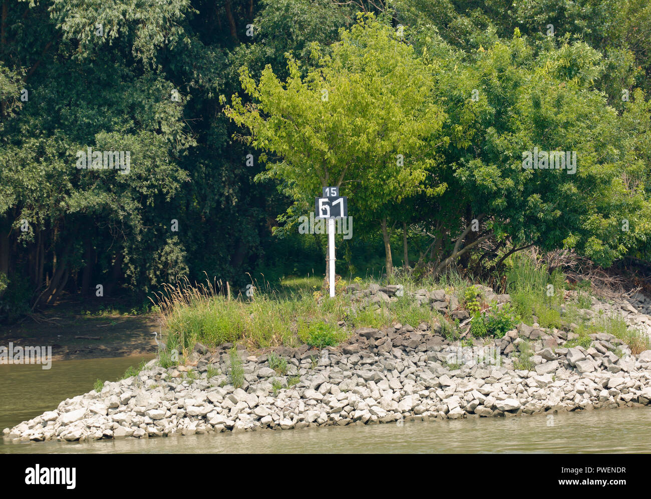 Signe de l'information, le kilométrage du Danube, rivière 1561 kilomètres de gauche à l'embouchure du Danube, la navigation, la rive du Danube, rivière paysage près de Dunafoeldvar, Hongrie, le sud de la Hongrie, la plaine pannonienne, le sud de Grande Plaine hongroise, dans le sud de Dobroudja, Tolna County Banque D'Images