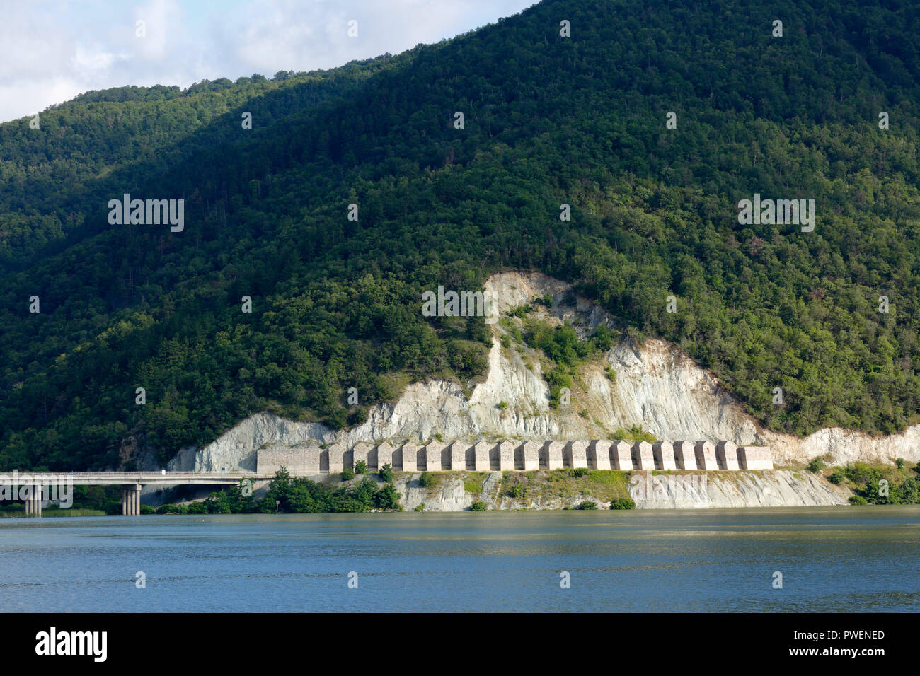 La Serbie, la Roumanie, le sud des Carpates, Carpates serbes, le Banat de montagnes, le Parc National de Djerdap, des cataractes, des portes de fer du Danube, l'écart de l'eau, croisière sur le Danube, la navigation du Danube, rivière paysage, paysage du Danube, des montagnes, des paysages montagneux, des roches fortement Banque D'Images