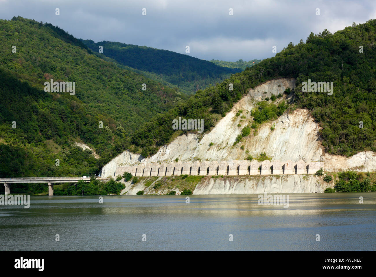 La Serbie, la Roumanie, le sud des Carpates, Carpates serbes, le Banat de montagnes, le Parc National de Djerdap, des cataractes, des portes de fer du Danube, l'écart de l'eau, croisière sur le Danube, la navigation du Danube, rivière paysage, paysage du Danube, des montagnes, des paysages montagneux, des roches fortement Banque D'Images