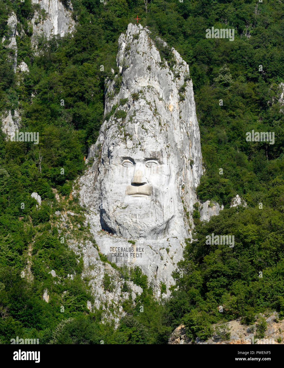 La Serbie, la Roumanie, le sud des Carpates, Carpates serbes, le Banat de montagnes, le Parc National de Djerdap, cataractes, Decebalus, Decebal, roi de Dacie, 72038 prince, la sculpture à un escarpement abrupt à la rive roumaine, l'allégement de la pierre, des portes de fer du Danube, l'écart de l'eau, croisière sur le Danube, montagne, paysage montagneux et fortement rock Banque D'Images