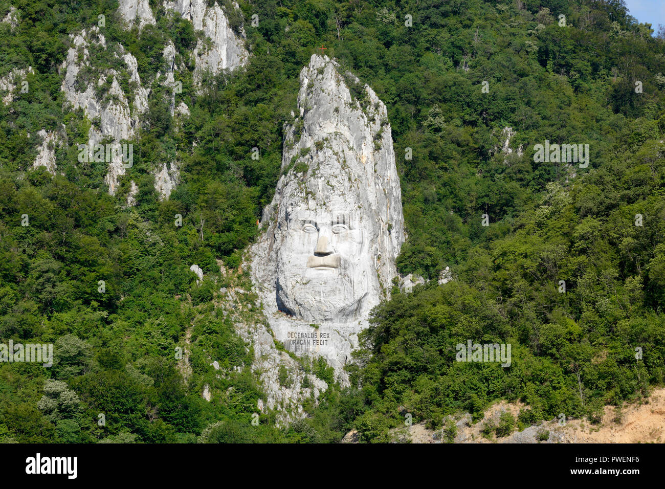 La Serbie, la Roumanie, le sud des Carpates, Carpates serbes, le Banat de montagnes, le Parc National de Djerdap, cataractes, Decebalus, Decebal, roi de Dacie, 72038 prince, la sculpture à un escarpement abrupt à la rive roumaine, l'allégement de la pierre, des portes de fer du Danube, l'écart de l'eau, croisière sur le Danube, montagne, paysage montagneux et fortement rock Banque D'Images