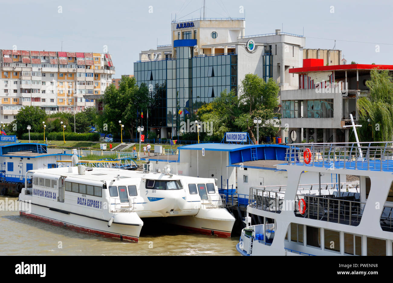 La Roumanie, au bord du Danube Tulcea, Saint George, comté de Tulcea, Dobroudja, porte vers le Delta du Danube, ville, port, ARBDD, institut de recherche de la Réserve de biosphère du delta du Danube, de l'administration, l'embarcadère, les navires d'excursion Banque D'Images
