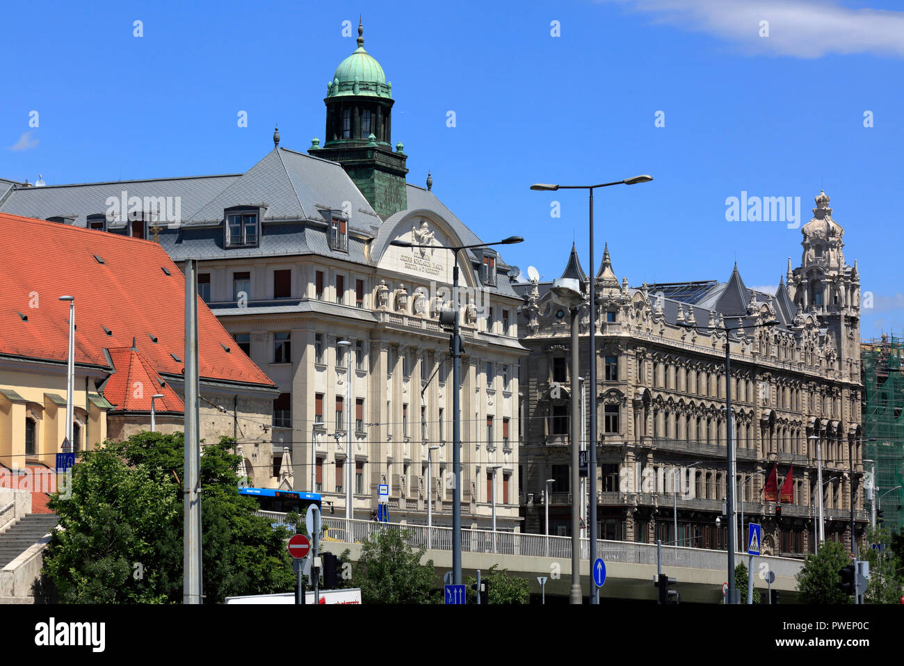 La Hongrie, la Hongrie centrale, Budapest, le Danube, la capitale, Danube riverwalk à Pest, quitté le collège de théologie de Sapientia Ordres Religieux, highschool, université, droit commercial une chambre avec le Bouddha Bar Hotel, Site du patrimoine mondial de l'UNESCO Banque D'Images