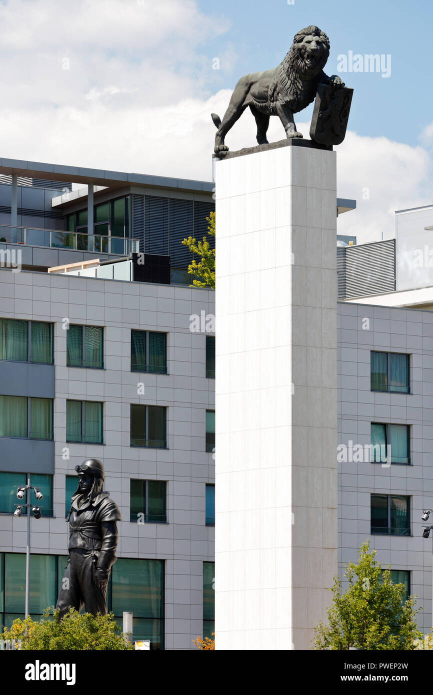 République slovaque, Slovaquie, Bratislava, capitale, Danube, peu Carpates, Centre Eurovea comprenant Galerie, centre commercial, monument de l'homme politique et général Milan Rastislav Stefanik, fondateur de la première république tchécoslovaque, au-dessus du Lion de Slovaquie Banque D'Images