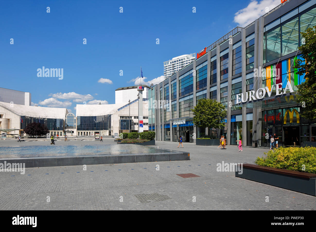 République slovaque, Slovaquie, Bratislava, capitale, Danube, peu Carpates, Centre Eurovea comprenant Galerie, centre commercial, magasins, maisons d'affaires, commercial Tower, fontaine, les gens Banque D'Images