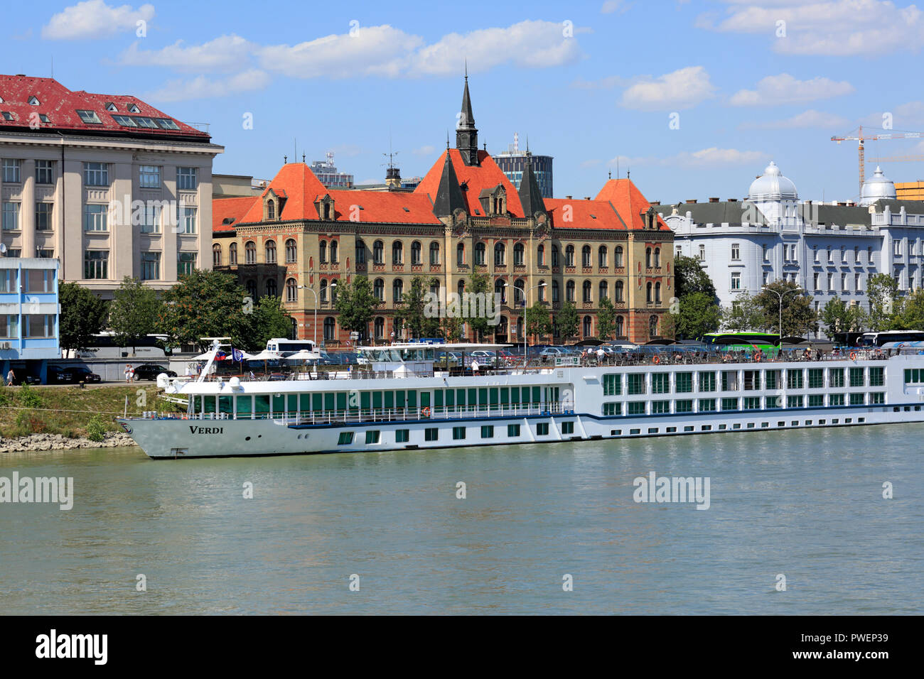 République slovaque, Slovaquie, Bratislava, capitale, Danube, peu Carpates, rives du Danube, le Danube riverwalk, cruiser à un embarcadère, croisière du Danube Danube, navigation, derrière l'École du génie mécanique, rivière paysage Banque D'Images