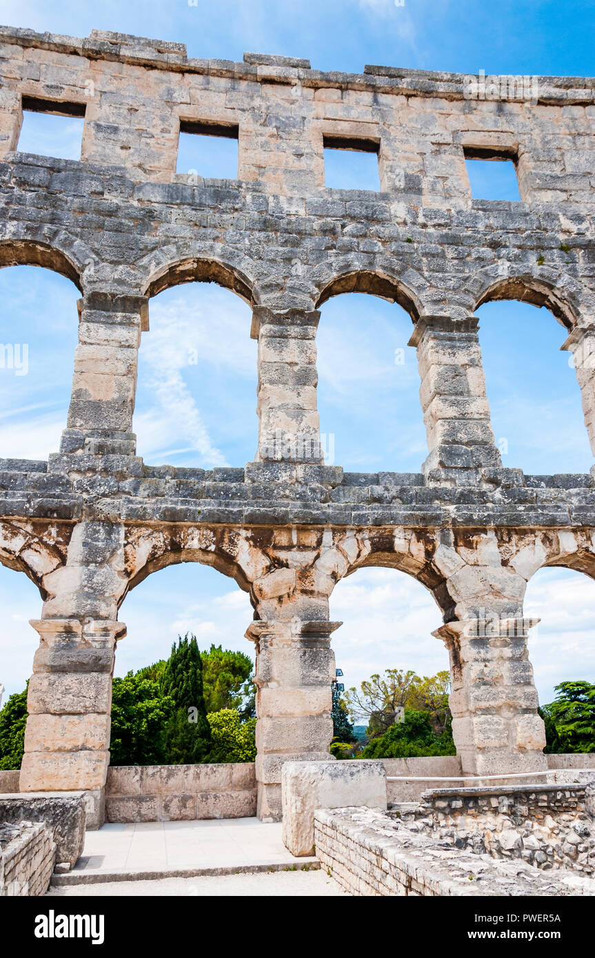 Pula, Croatie - le 18 juin 2014 : mur de façade colonnes arc lignes de Pula Arena. La plus célèbre et important monument à Pula populairement appelé l'arène o Banque D'Images