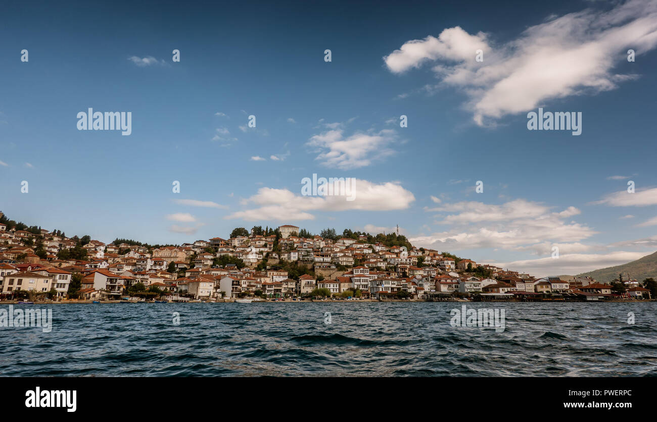 Panorama de la ville d'Ohrid avec fort et drapeaux, Macédoine Banque D'Images
