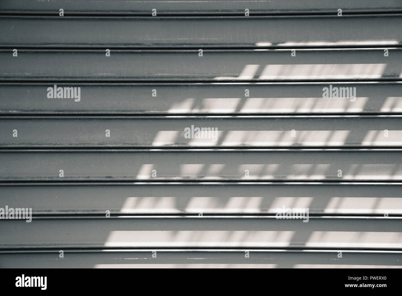 Volets roulants en métal gris avec des ombres porte motif. La texture de fond photo, vue de face Banque D'Images