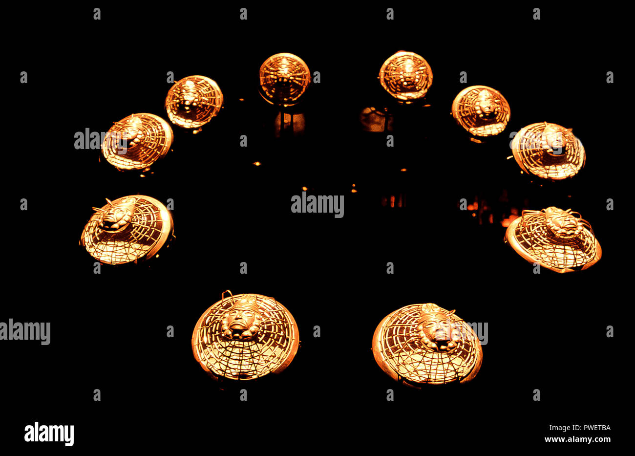 Pérou Lambayeque - Museo Tumbas Reales de Sipán - collier d'araignées avec des visages Banque D'Images