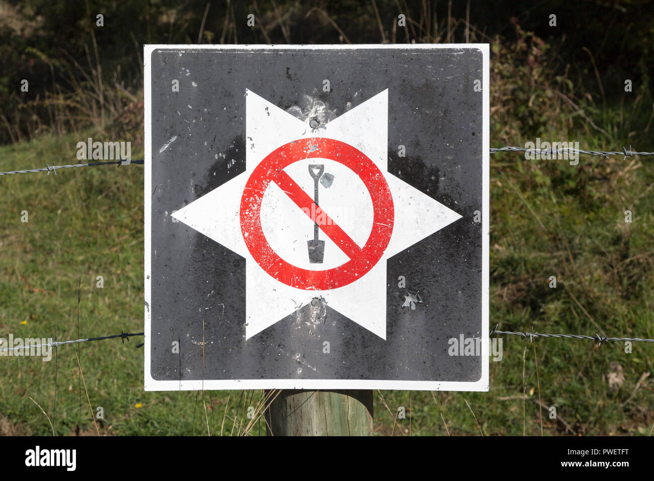 Signe de protection contre l'avertissement de creuser sur un site archéologique de la plaine de Salisbury, Wiltshire, Angleterre, Royaume-Uni Banque D'Images