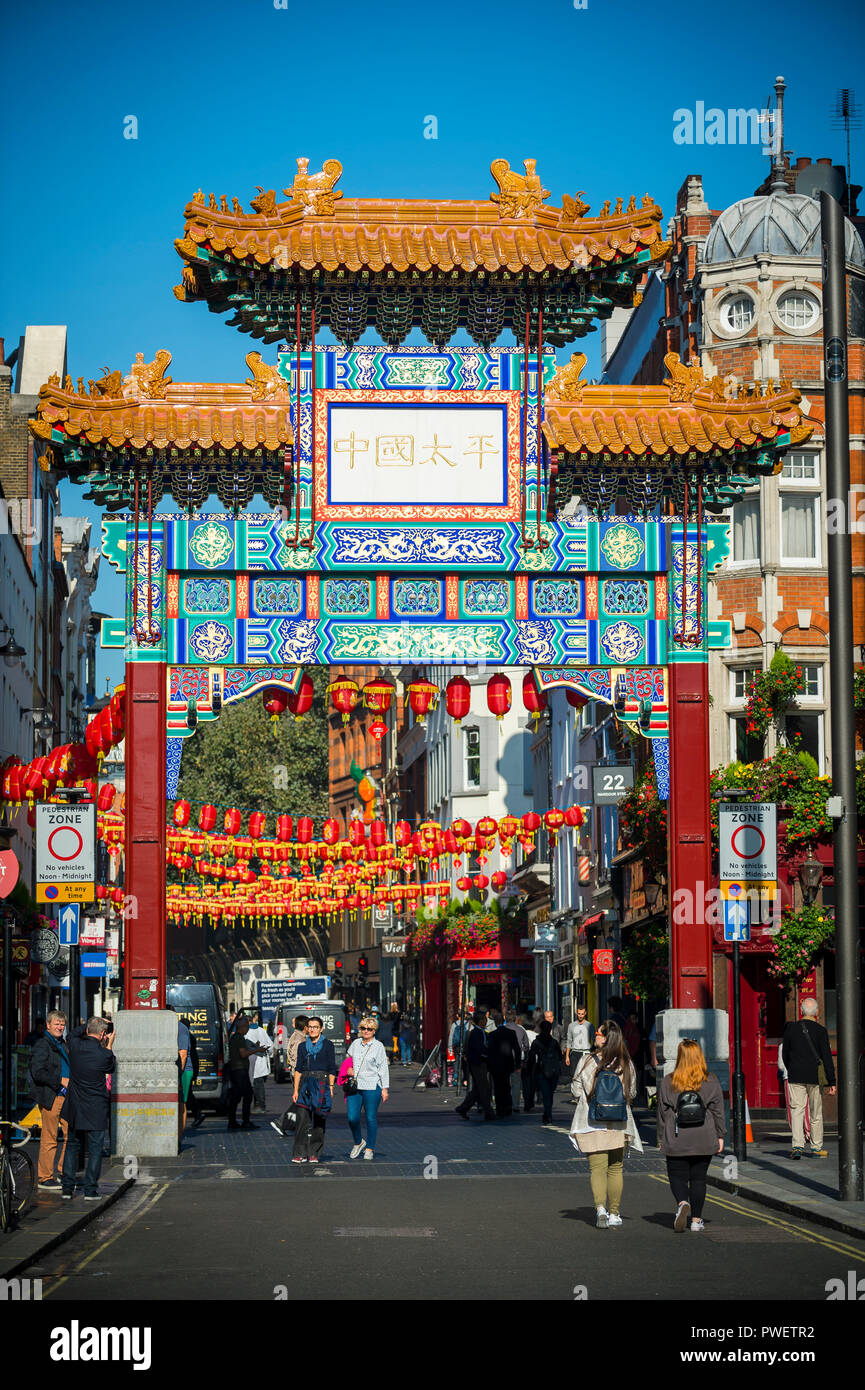 Londres - le 10 octobre 2018 : des lampions rouges pendent au-dessus de la rue au-delà d'une porte décorative érigé en 2016 pour marquer l'entrée de Chinatown. Banque D'Images