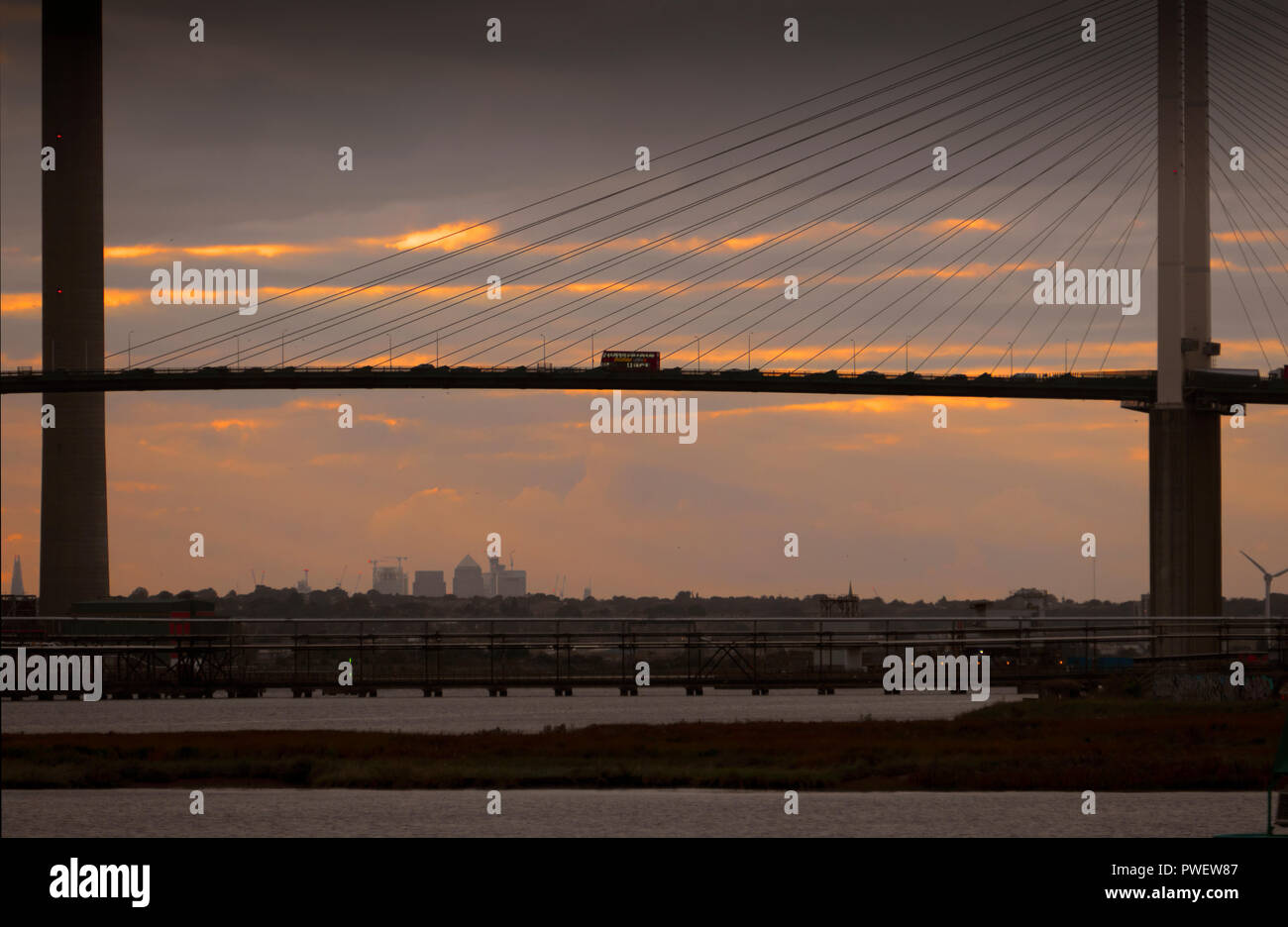 Un bus de Londres traverse la Tamise sur le Dartford Crossing ou la reine Elizabeth pont entre l'Essex et Kent, Angleterre. Banque D'Images