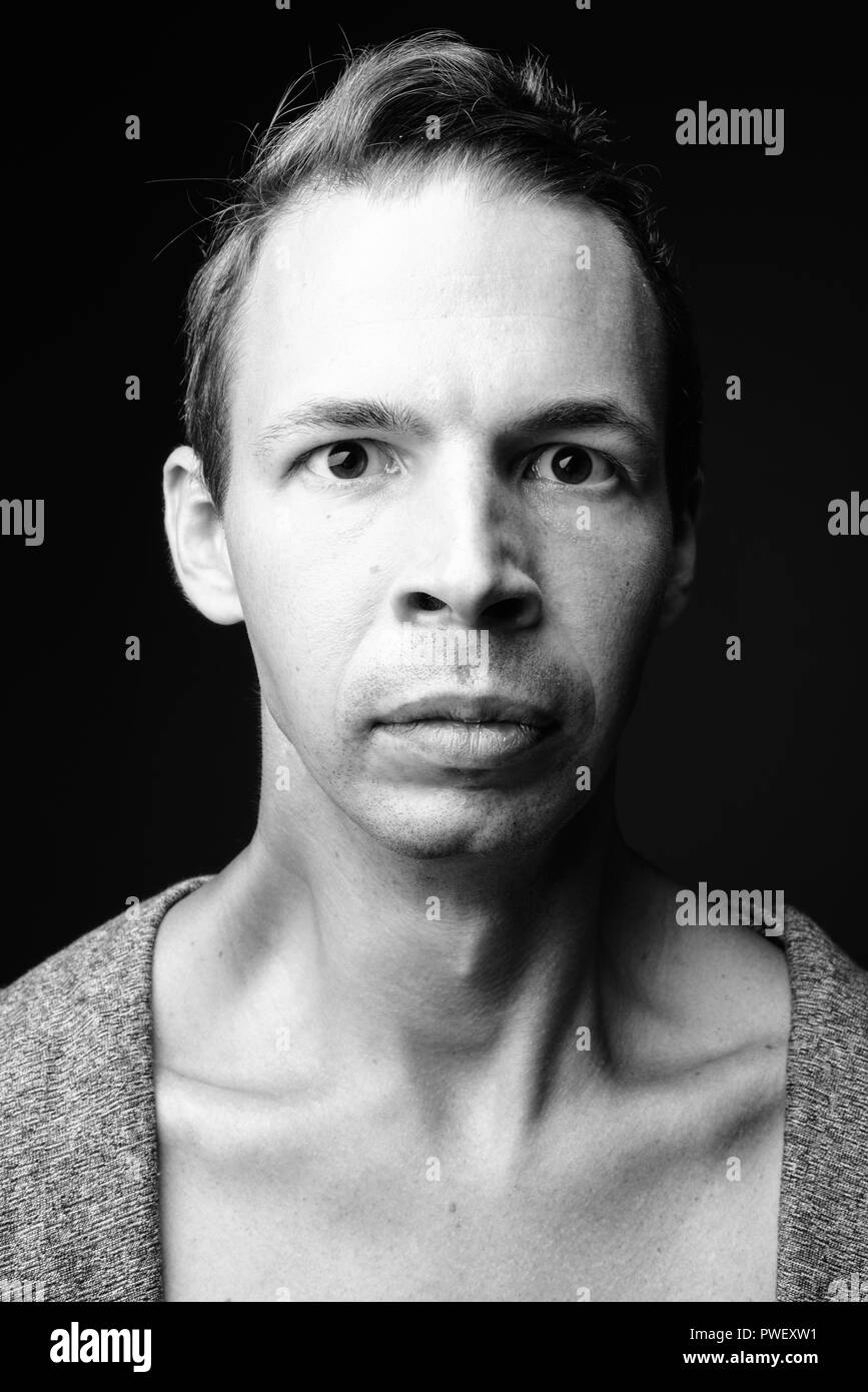 L'homme rebelle sur fond noir en noir et blanc Banque D'Images