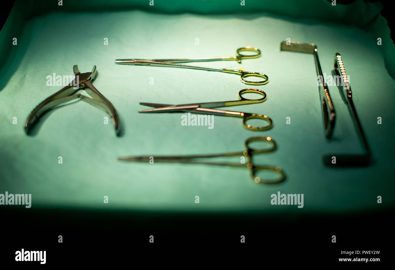 Le matériel chirurgical disposés sur un plateau dans un théâtre d'opération des hôpitaux. Banque D'Images
