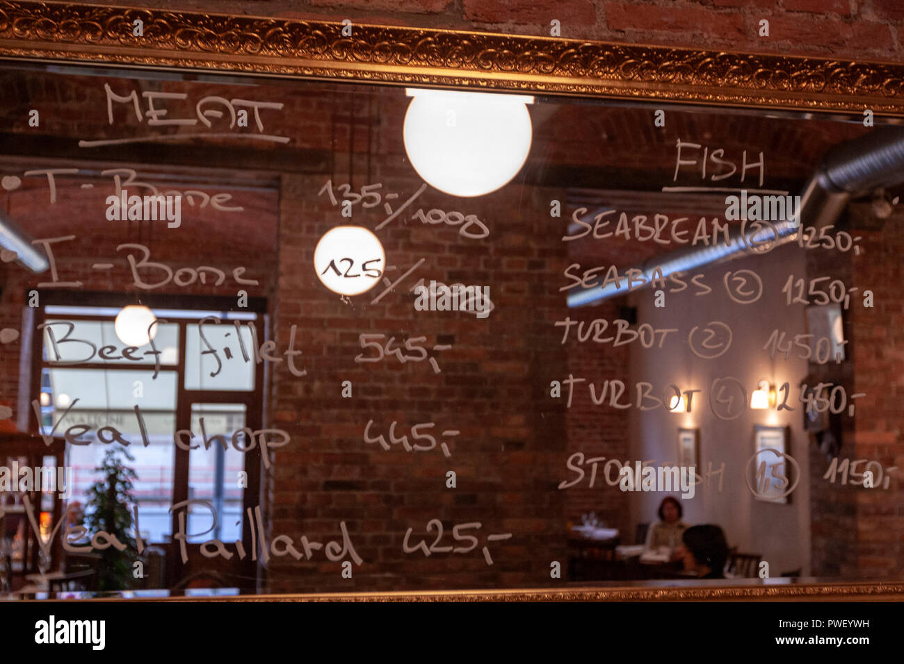 Menu d'aujourd'hui écrite dans un miroir dans un restaurant à Prague,  République tchèque Photo Stock - Alamy