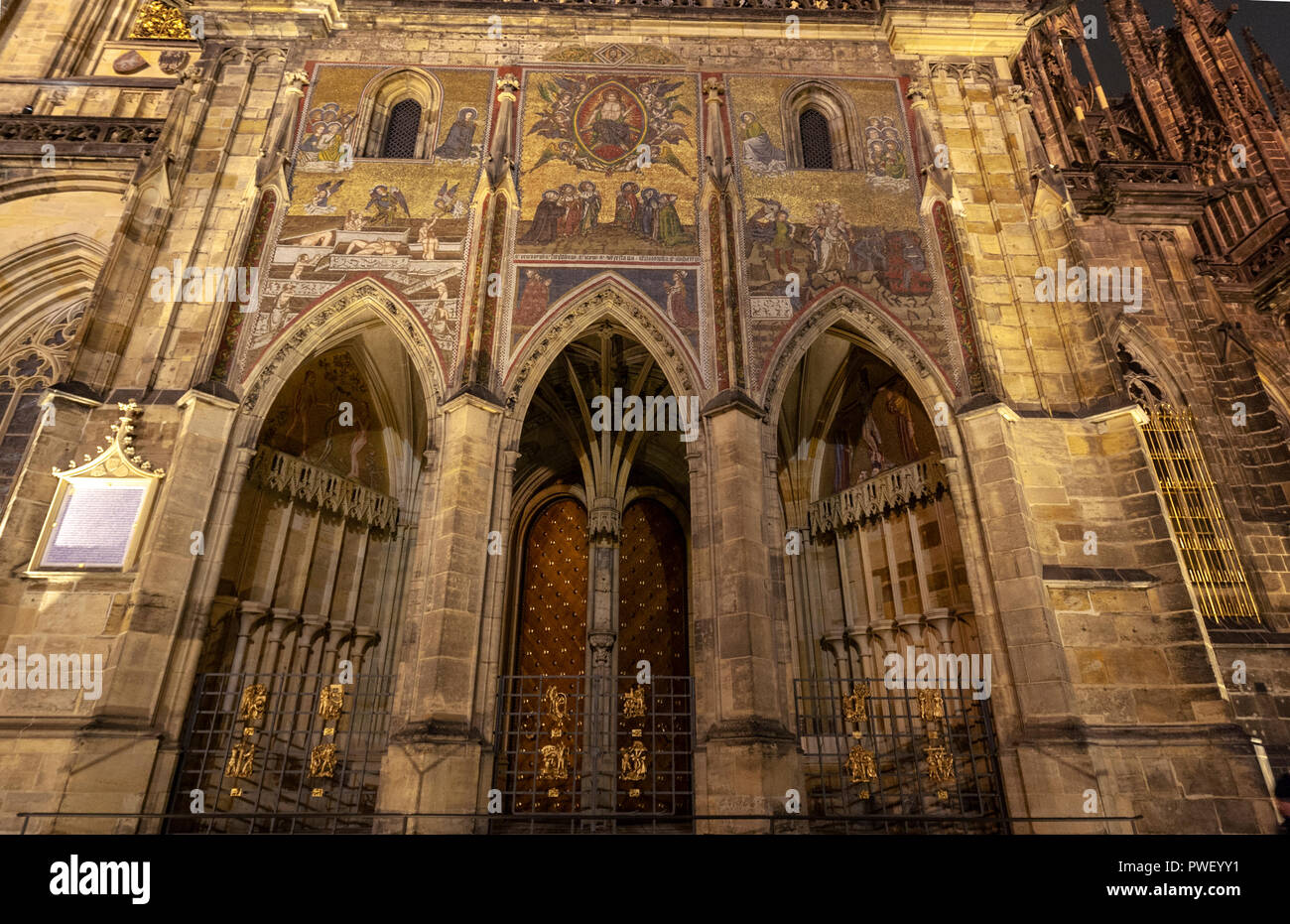 Façade de la Cathédrale St Vitus, Katedrála Sv. Víta, de nuit, Prague, République tchèque. Banque D'Images