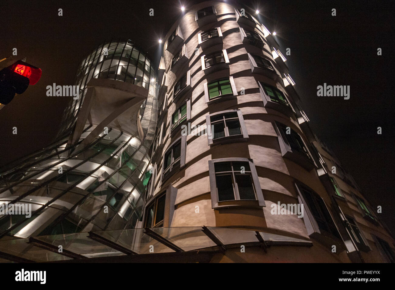 Tančící dům la nuit, Maison dansante ou Fred et Ginger conçu par l'architecte Vlado Milunić en collaboration avec Frank Gehry Banque D'Images