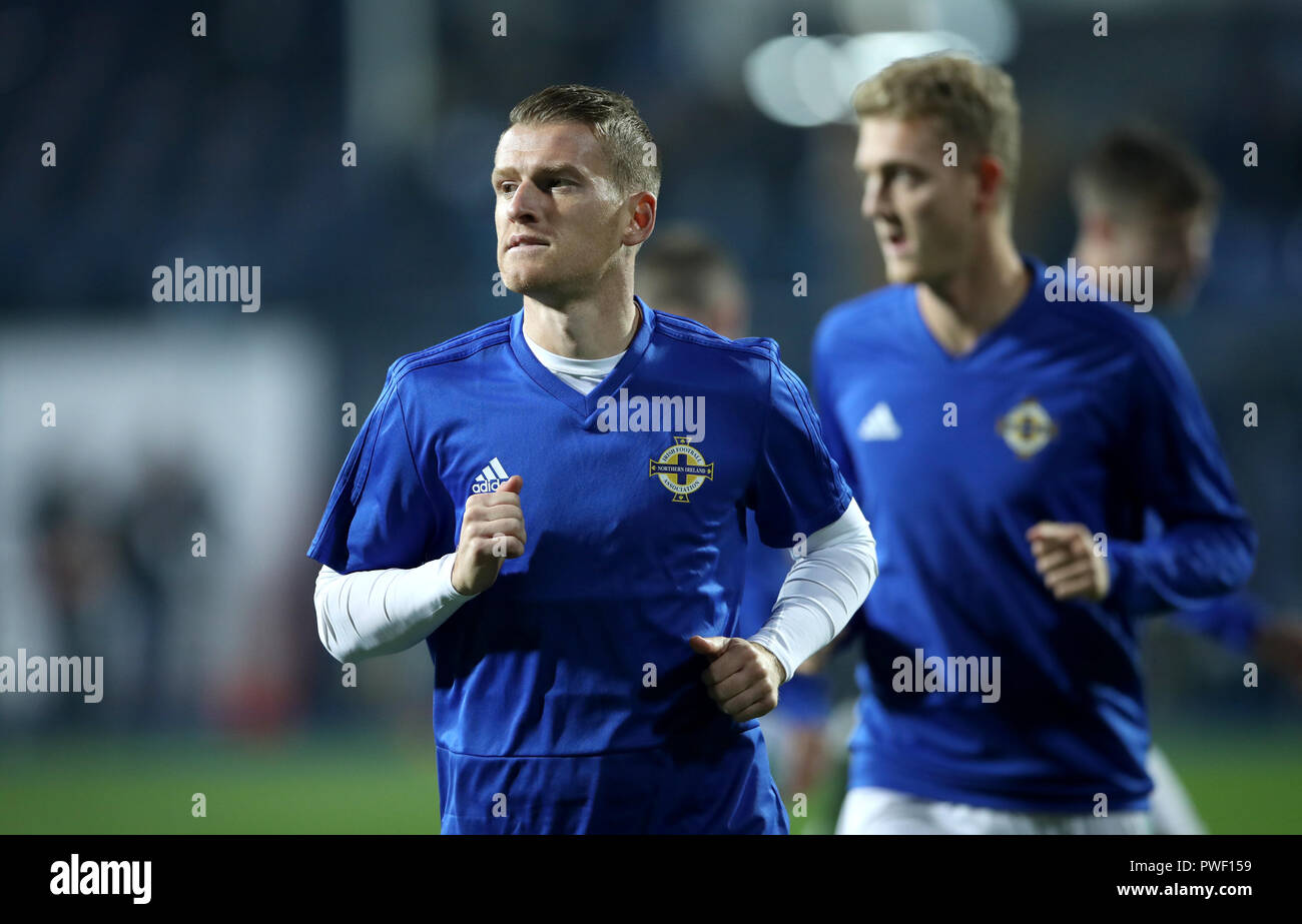 Steven Davis de l'Irlande du Nord se réchauffe avant le match à la Ligue des Nations Unies Grbavica Stadium, Sarajevo. Banque D'Images