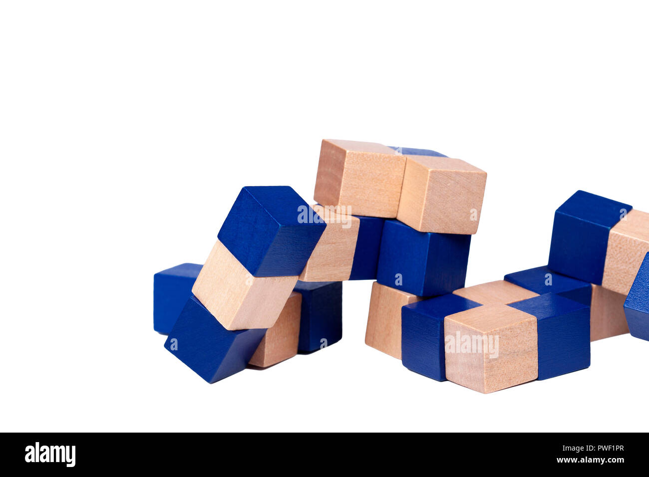 L'esprit complexe puzzle en bois bleu challanging, cubes formant un serpent isolé sur fond blanc Banque D'Images