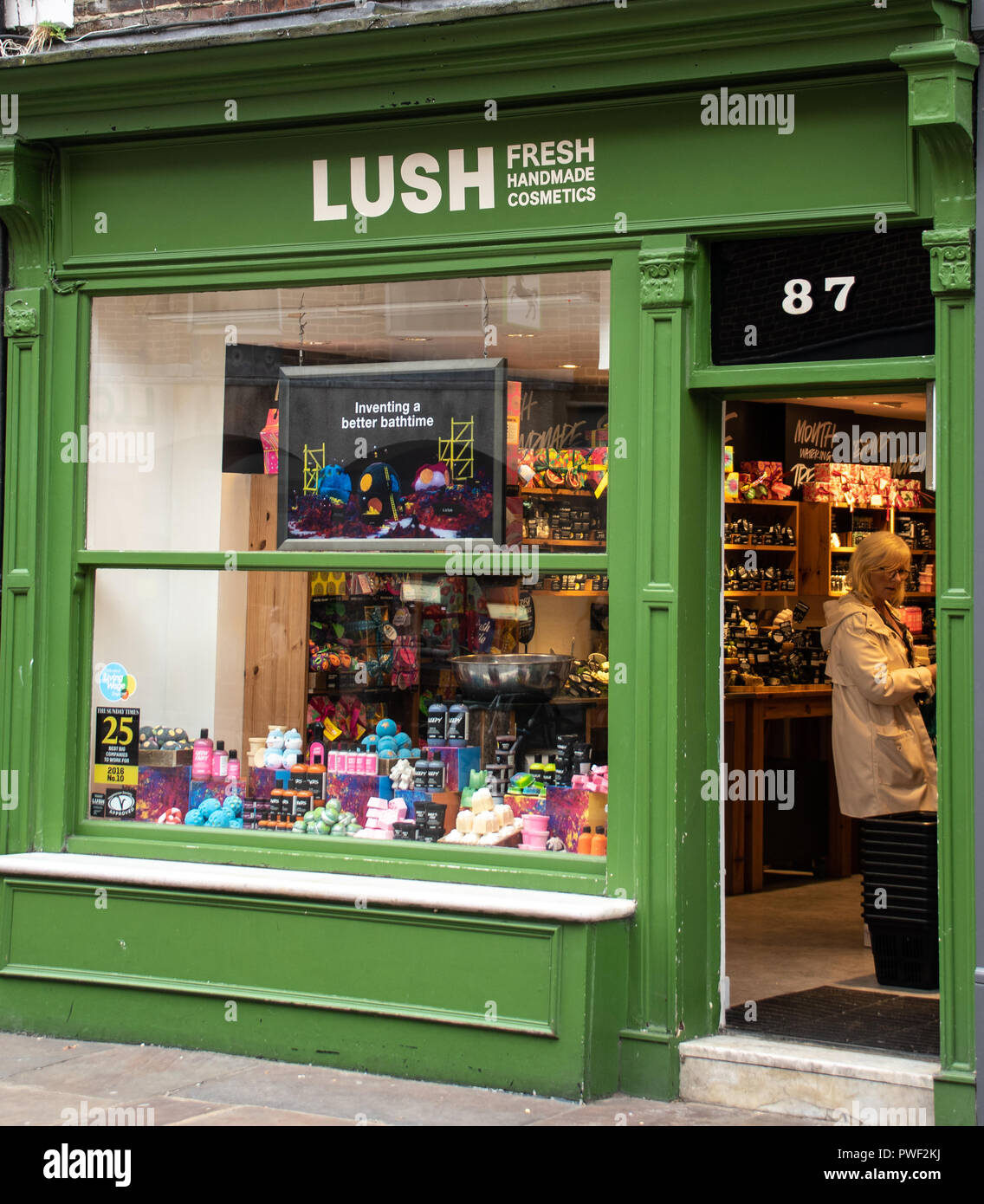 Chichester, Royaume-Uni - 06 octobre 2018 : La façade de Lush cosmetics  shop dans la région de East Street Photo Stock - Alamy