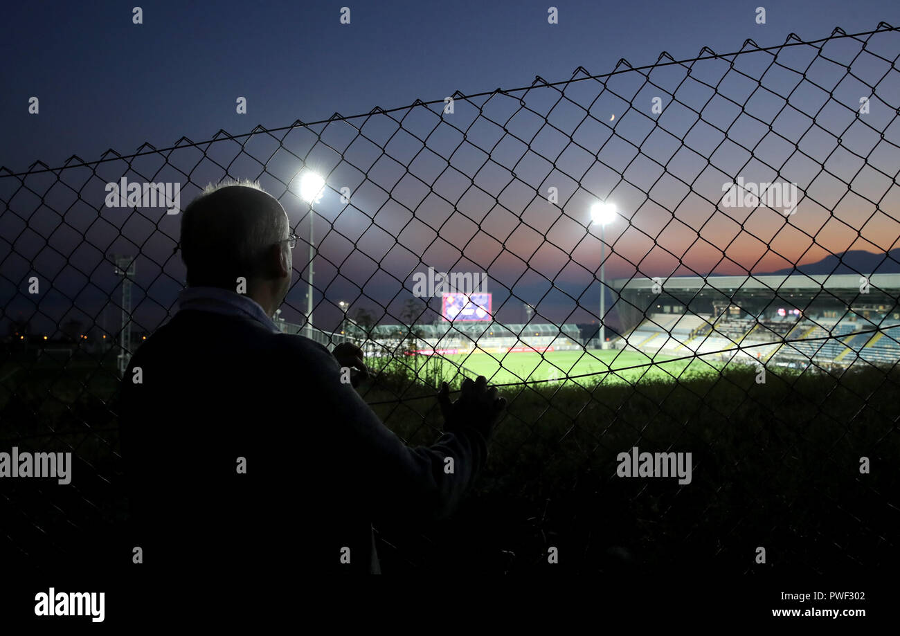 Fans à un point de vue dans le stade avant le match de l'UEFA Ligue Nations Unies au Stadion HNK Rijeka en Croatie. Banque D'Images