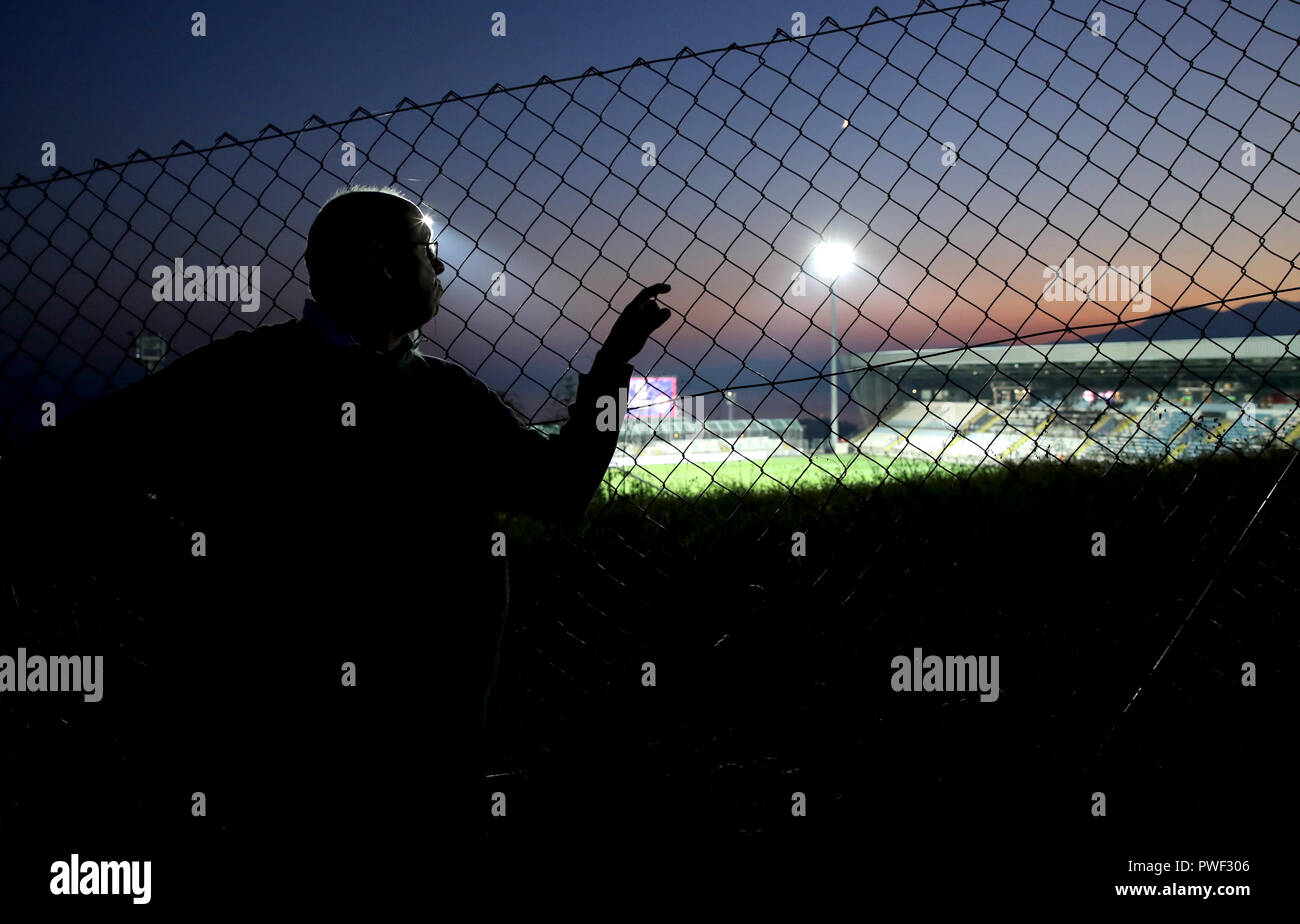 Fans à un point de vue dans le stade avant le match de l'UEFA Ligue Nations Unies au Stadion HNK Rijeka en Croatie. Banque D'Images