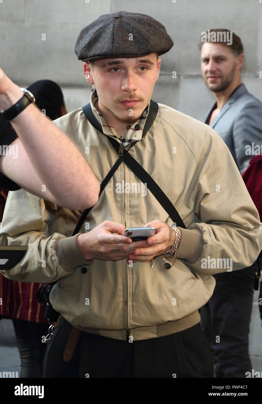 Brooklyn Beckham vu photographier l'extérieur Freemasons Hall at London Fashion Week après le module pam Hogg s/s 2019 Spectacle : Brooklyn Beckham Où : London, Royaume-Uni Quand : 14 Sep 2018 Source : WENN.com Banque D'Images