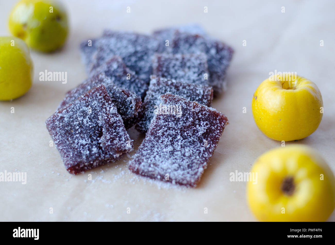 Marmelade de chaenomeles fait couper Banque D'Images Marmelade de chaenomeles fait couper Banque D'Images