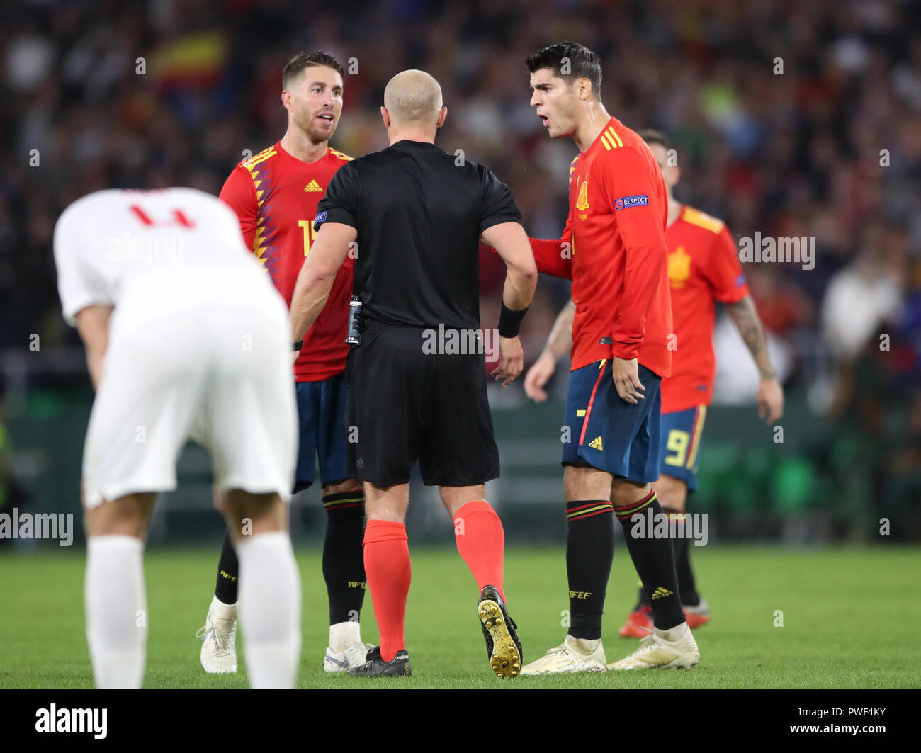 Sergio Ramos de l'Espagne (à gauche) et Alvaro Morata parler avec match arbitre Szymon Marciniak les Nations match de championnat au stade Benito Villamarin, Séville. Banque D'Images