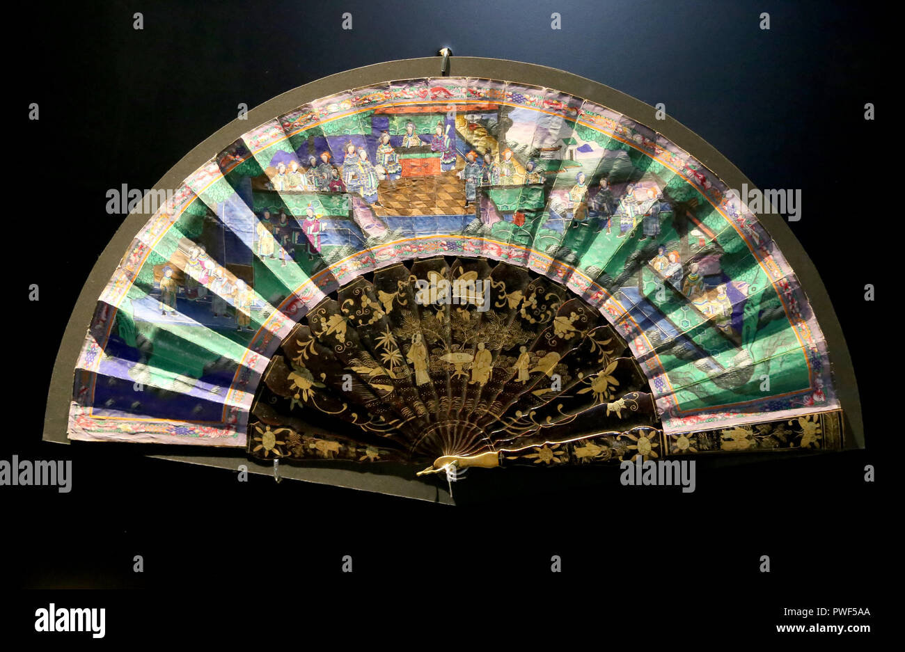 Ventilateur repliable décoré. Chine, 18e-19e siècle. Andgolden laqué bois, papier. Museu do Oriente, Lisbonne. Banque D'Images