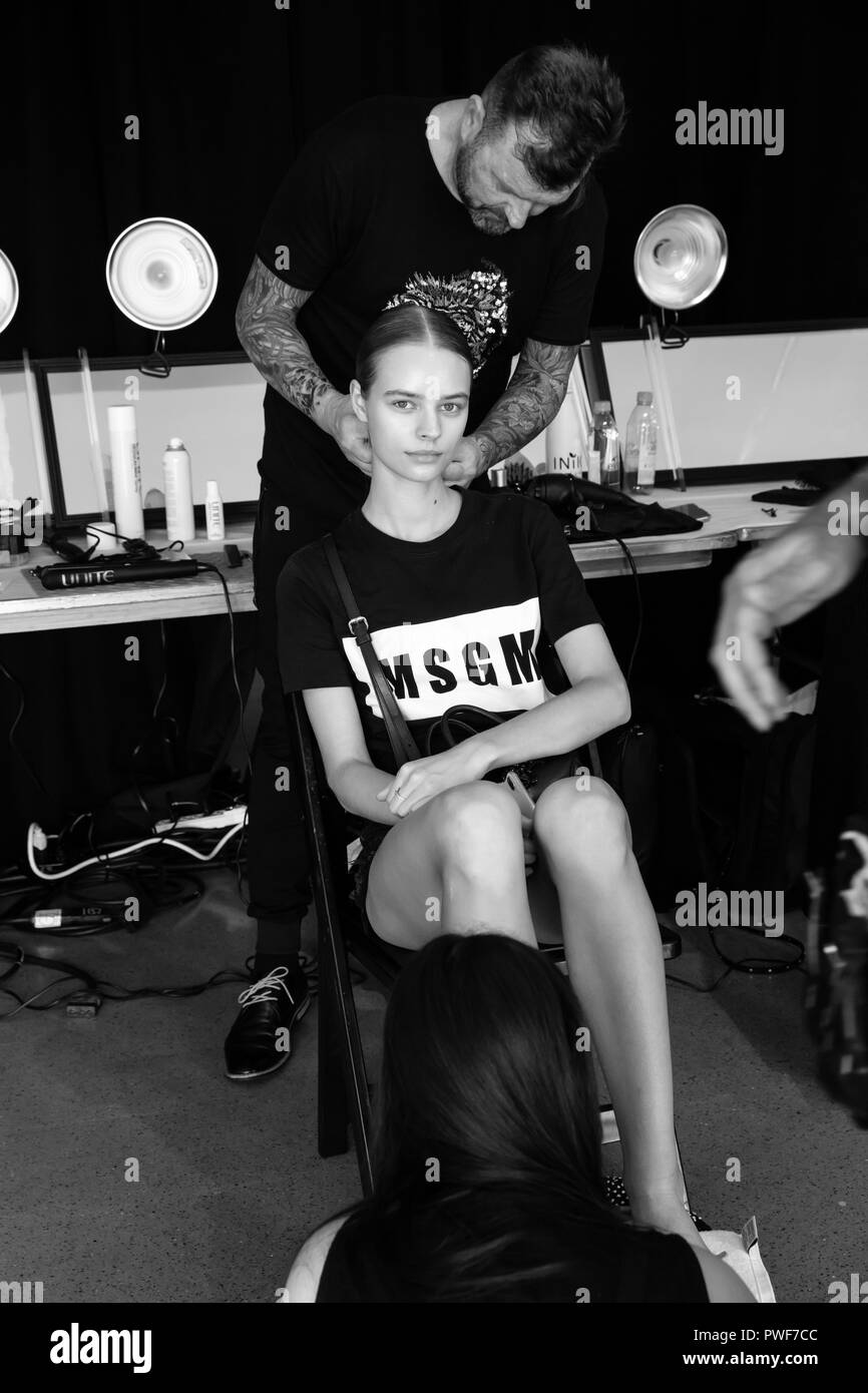 New York, NY - 06 septembre 2018 : Anna prépare pour le backstage Tadashi Shoji Spring Summer 2019 Fashion show Fashion Week New York Women's Banque D'Images
