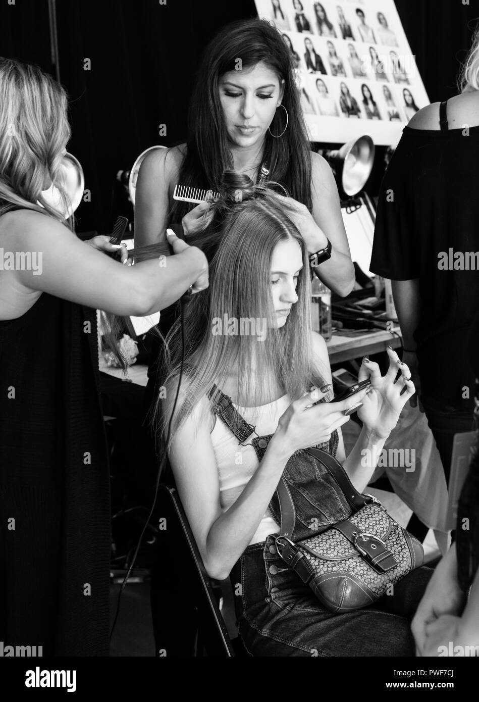 New York, NY - 06 septembre 2018 : Sarah Berger se prépare pour le backstage Tadashi Shoji Spring Summer 2019 Fashion show Fashion Week de New York Banque D'Images