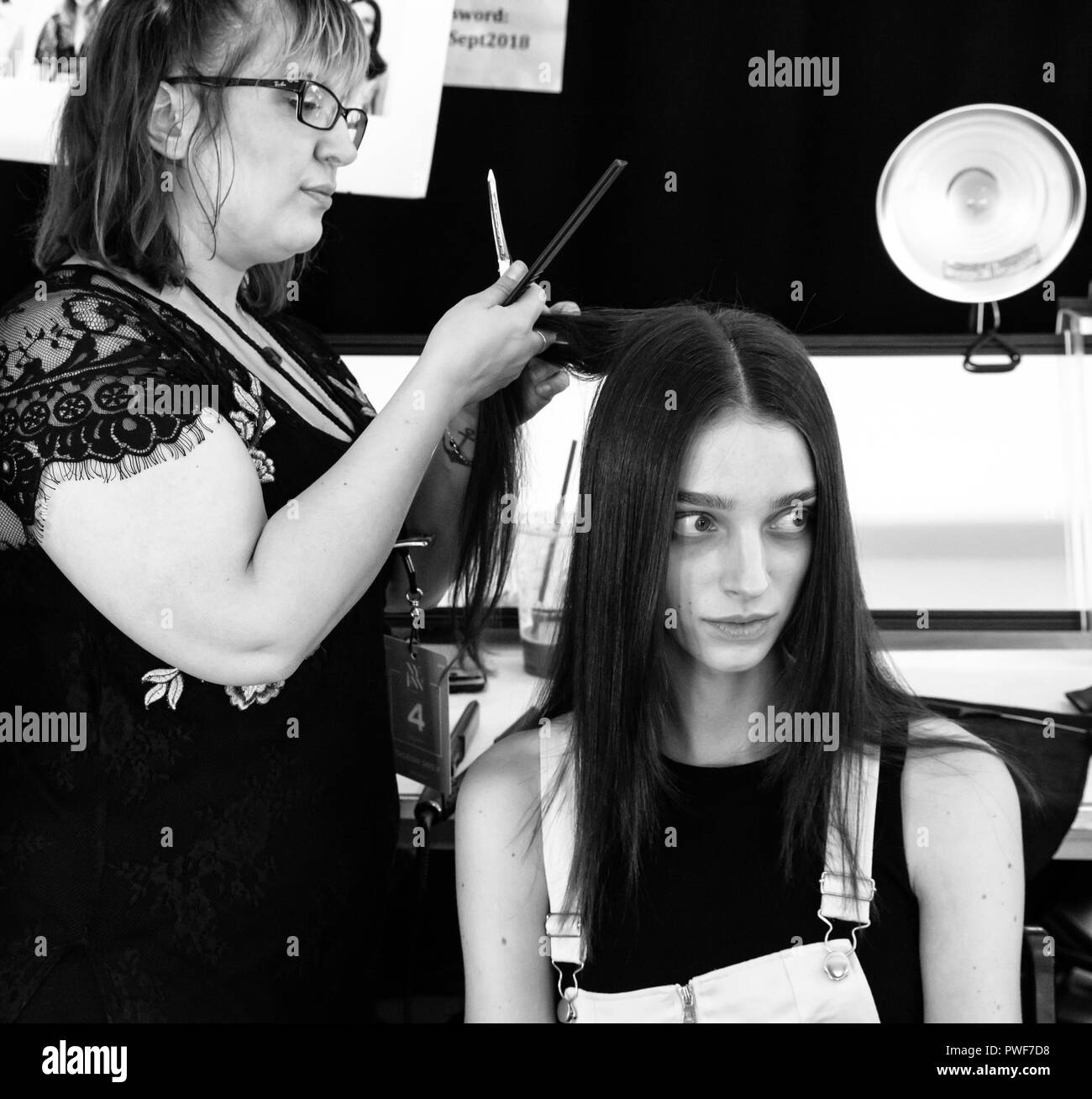 New York, NY - 06 septembre 2018 : Larissa Marchiori se prépare pour le backstage Tadashi Shoji Spring Summer 2019 Fashion show New York Fashion Banque D'Images