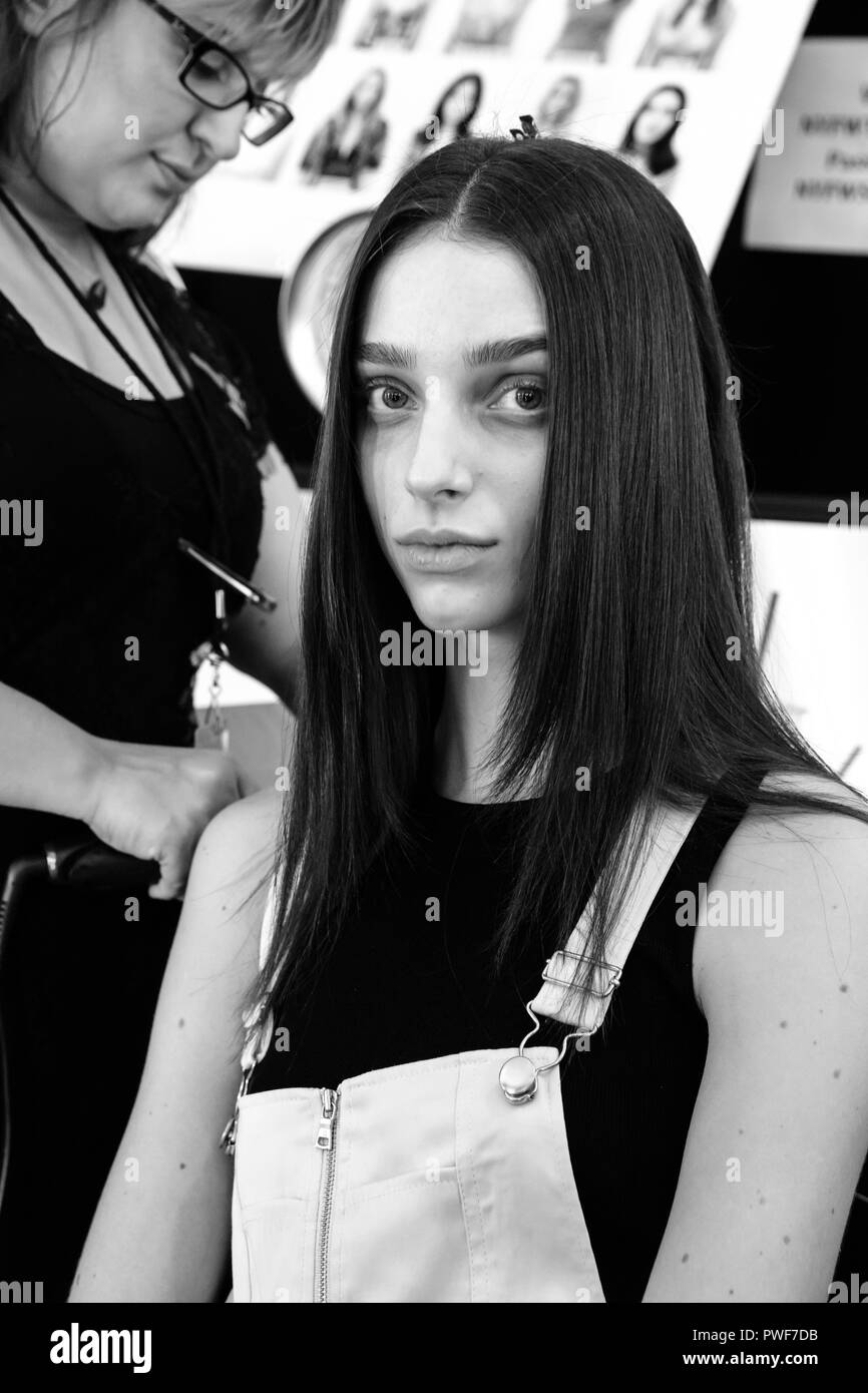 New York, NY - 06 septembre 2018 : Larissa Marchiori se prépare pour le backstage Tadashi Shoji Spring Summer 2019 Fashion show New York Fashion Banque D'Images