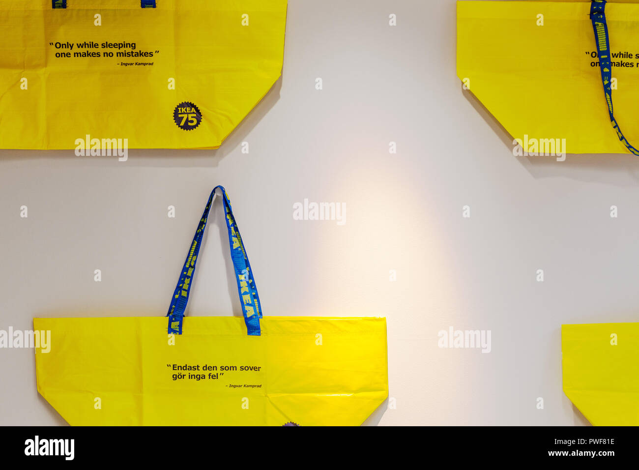 Melbourne, Australie - le 4 octobre 2018 : sacs IKEA jaune emblématique accroché sur mur blanc dans le magasin Banque D'Images