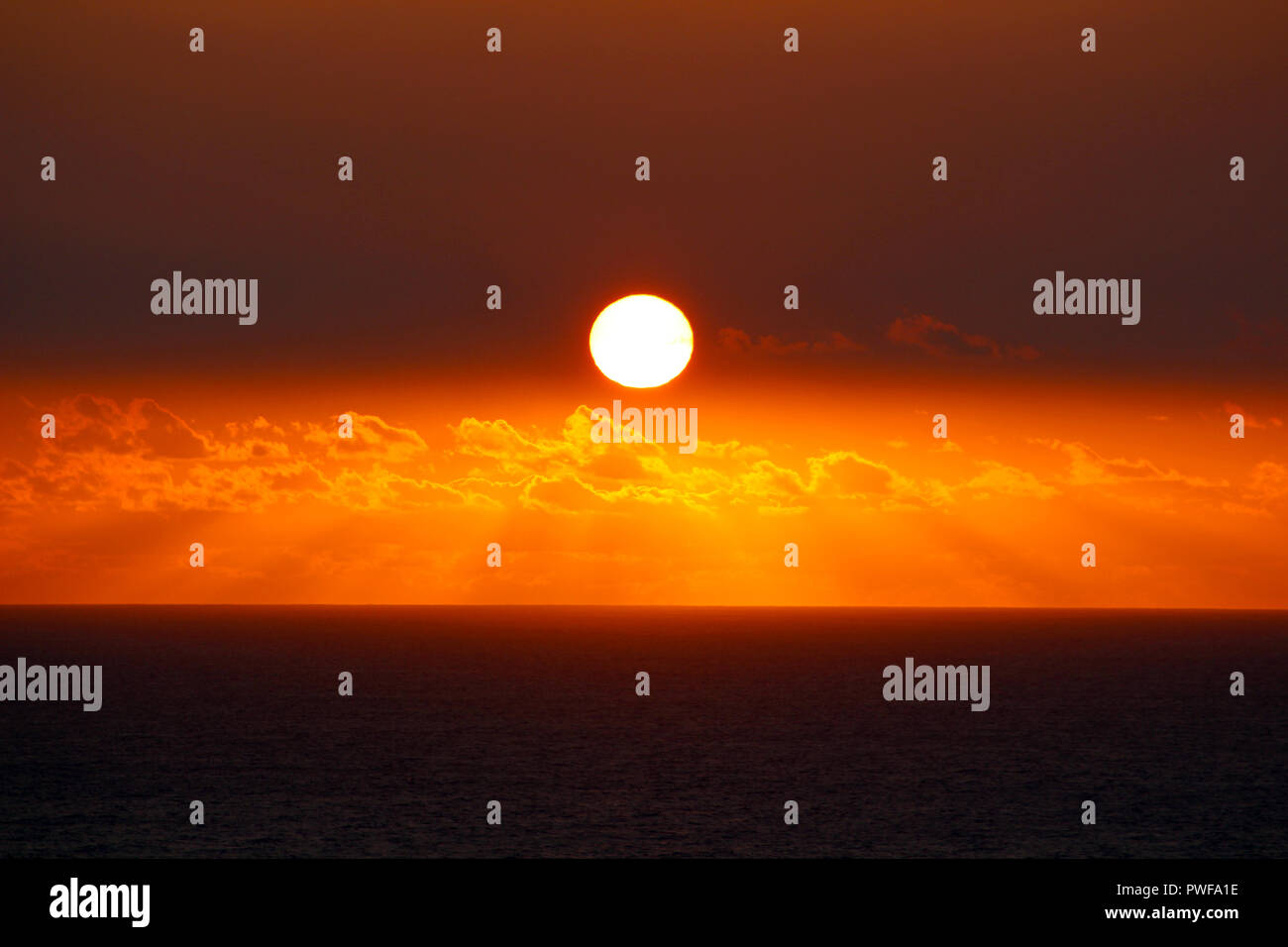 Coucher du soleil dans l'océan comme vu de Antofagasta (Chili). Banque D'Images
