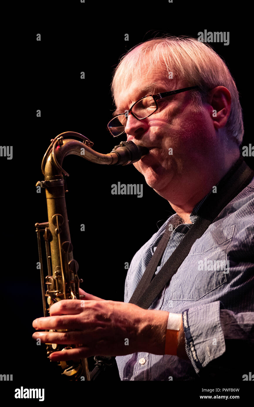 Pete blessé improvisant sur saxophone ténor avec l'orchestre de Stan Sulzman Néon, Scarborough Jazz Festival 2018 Banque D'Images