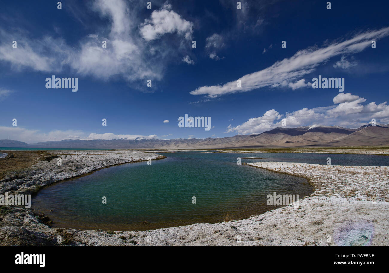 Aux côtés des dépôts de sel sur le lac Karakul Pamir Highway, Haut-badakhchan, Tadjikistan Banque D'Images