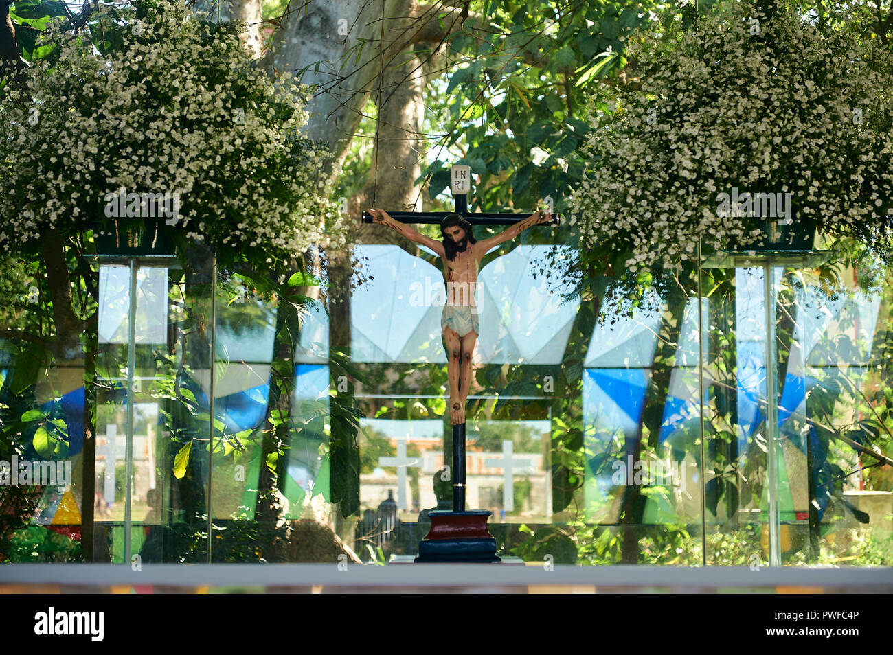 La figure de Jésus Christ à la croix, à l'intérieur d'une église catholique Banque D'Images