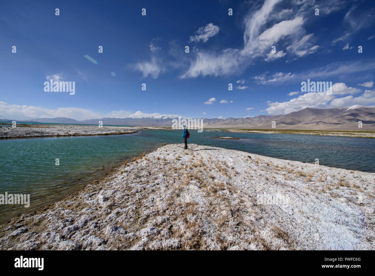 Aux côtés des dépôts de sel sur le lac Karakul Pamir Highway, Haut-badakhchan, Tadjikistan Banque D'Images