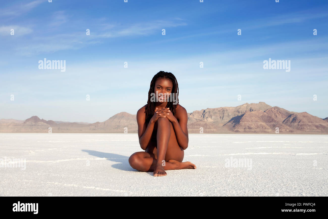 Modèle féminin nu sur la Bonneville Salt Flats dans l'Utah, USA. Banque D'Images