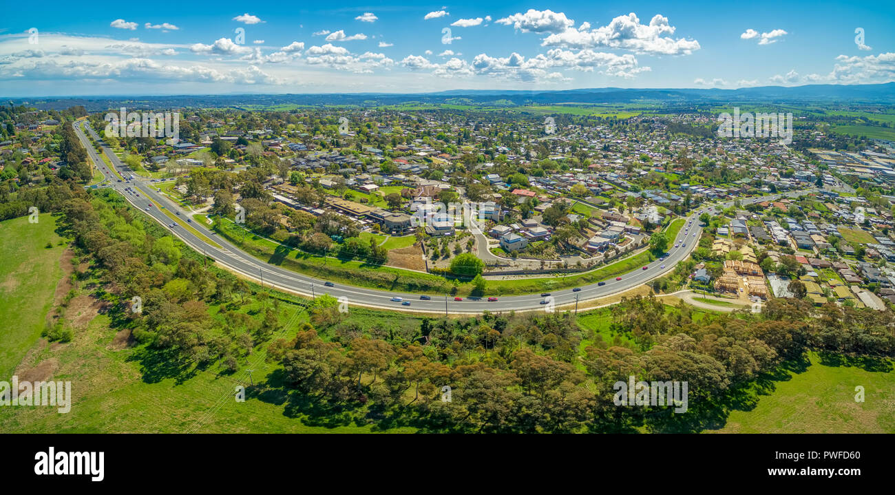 Large panorama de l'antenne et l'autoroute Maroondah Lilydale suburb. Melbourne, Victoria, Australie Banque D'Images
