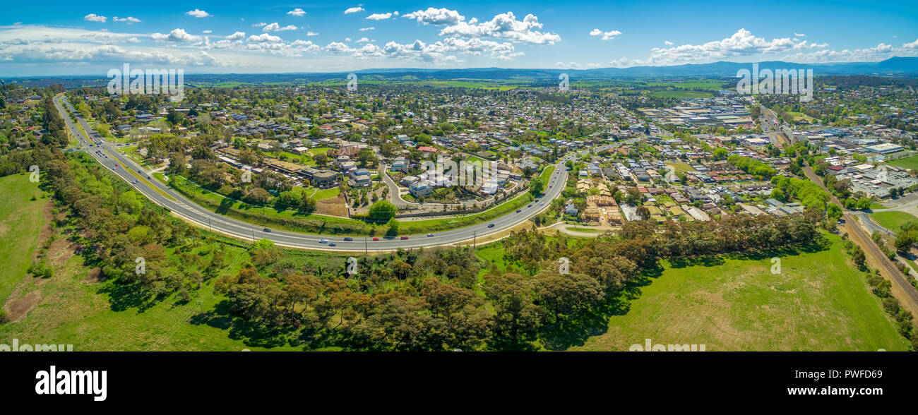 L'Autoroute Maroondah Lilydale et banlieue. Melbourne, Victoria, Australie - large panorama aérien Banque D'Images