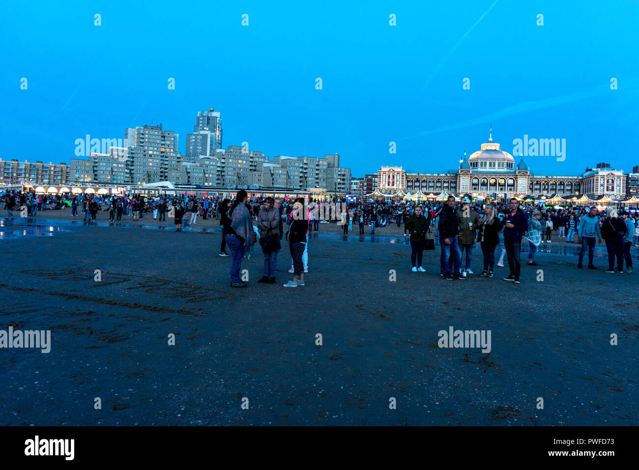 Pays-bas, La Haye, Scheveningen, l'Europe, un groupe de personnes debout à côté d'un plan d'eau Banque D'Images