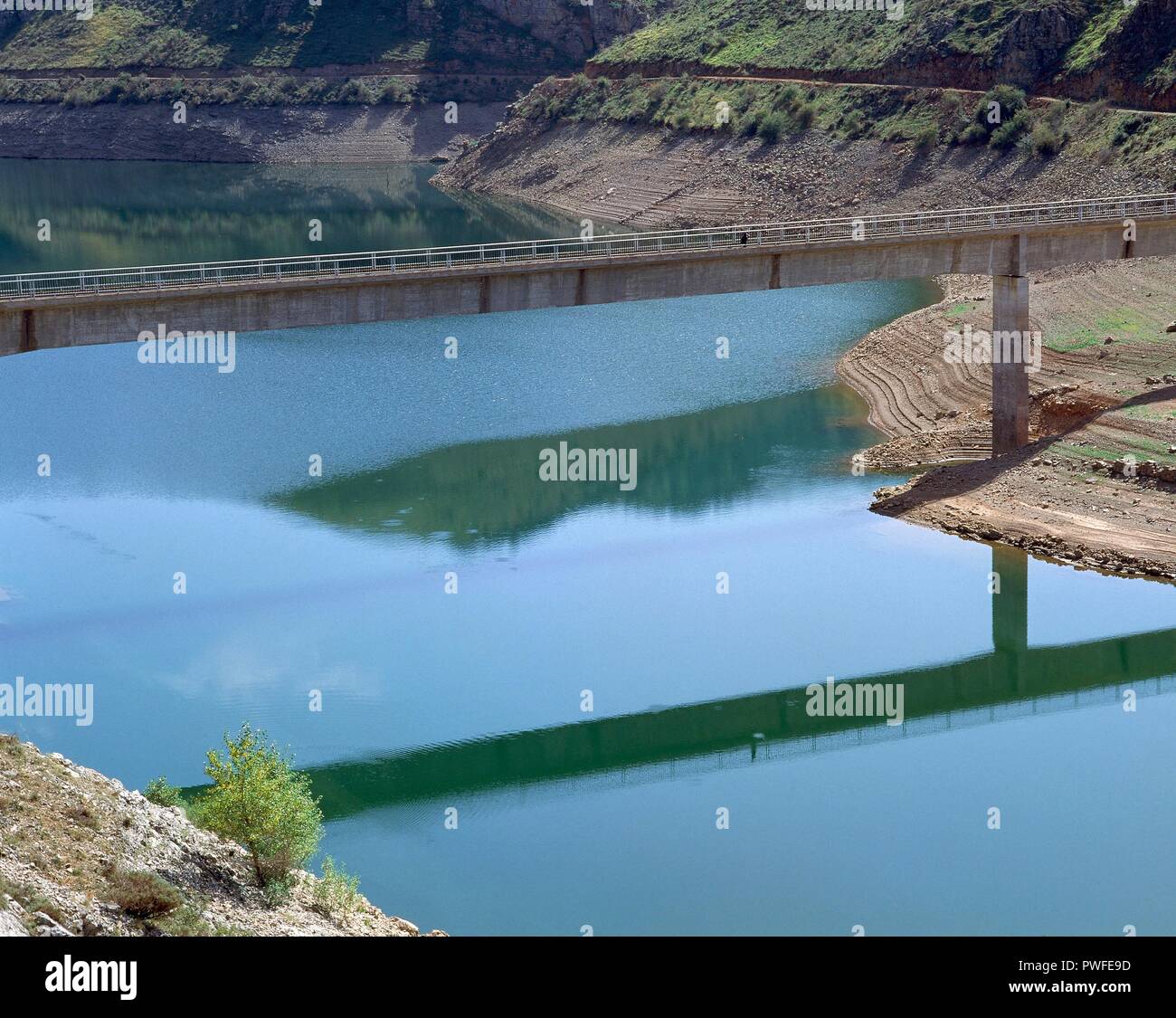 PUENTE SOBRE EL PANTANO CON BAJO NIVEL DE AGUA. Lieu : extérieur. MANSILLA DE LA SIERRA. Rioja. L'ESPAGNE. Banque D'Images