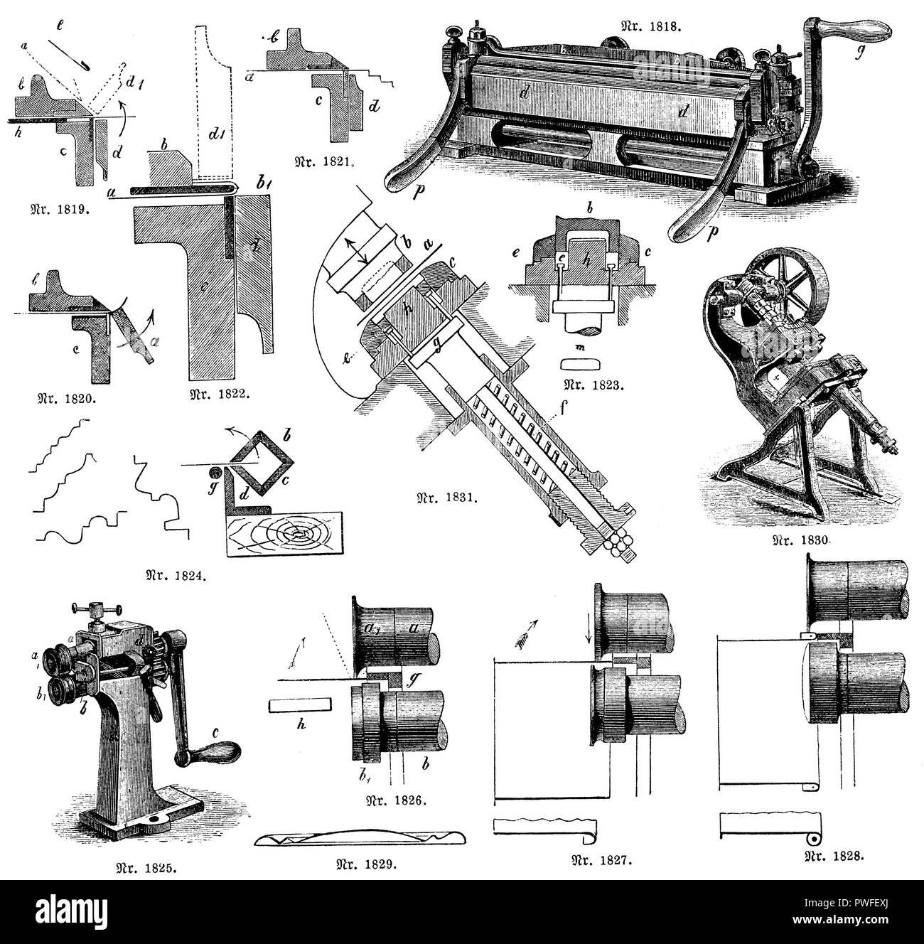 N° 1818 machine à plier, n° 1819-1822 Fonctionnement de la machine à plier. La feuille de métal tordues est serré entre les mâchoires de serrage b) et c), après quoi l'appareil de d) avec l'aide du levier p) pivote aussi loin que nécessaire vers le haut. Le serrage se fait en tournant la manivelle g). Une enveloppe est créé après No 1819 en pliant la feuille de métal à un angle aigu, le plaçant dans une position) et en appuyant sur le bord. La formation est absolument évident à no 1822. Avec la machine à plier le construit selon n° 1824, le adulte peut être produit par l'insertion de barres ronds de différents Banque D'Images