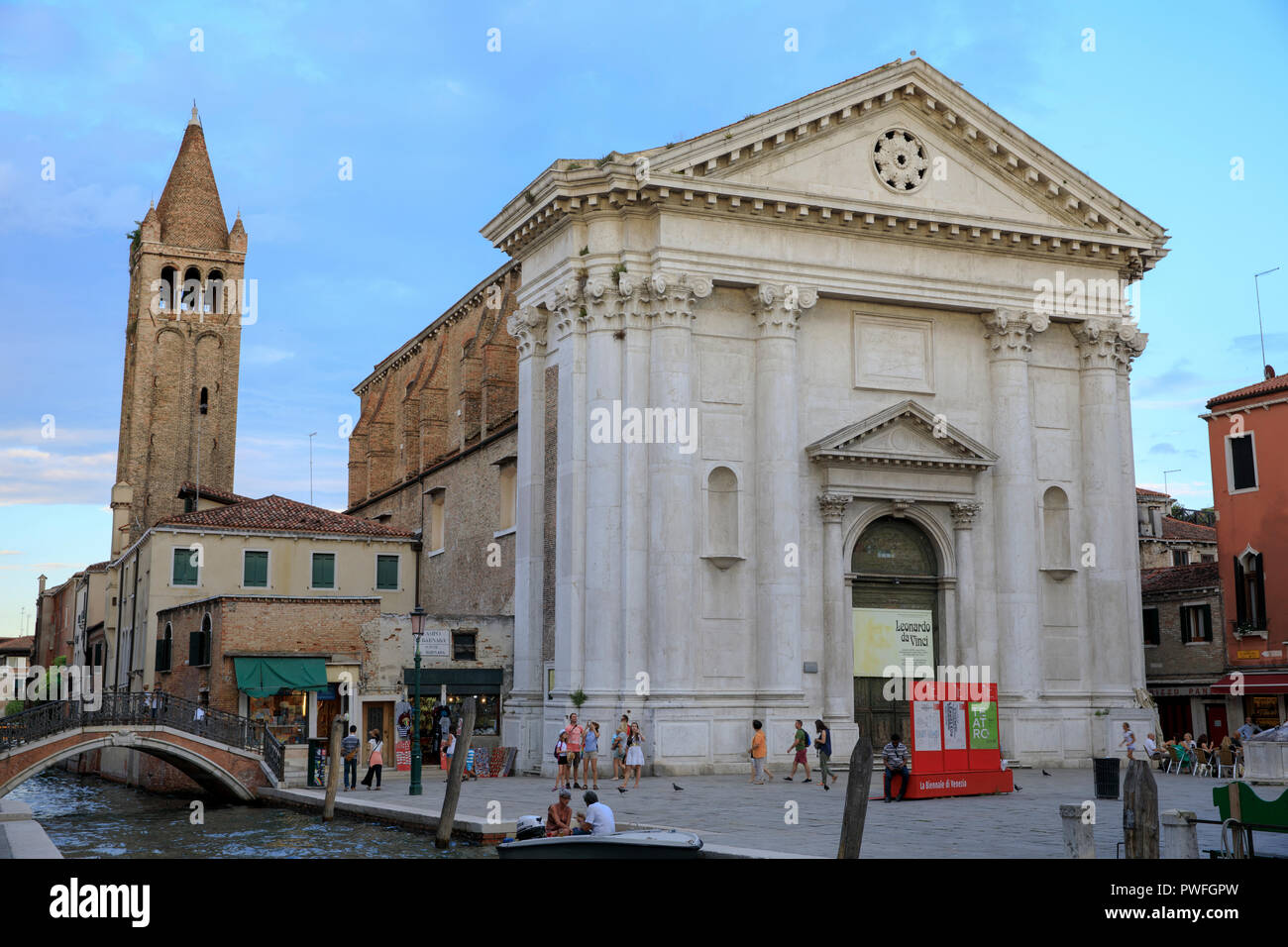 Façade et clocher de Chiesa di San Barnaba à Venise, Italie. Banque D'Images